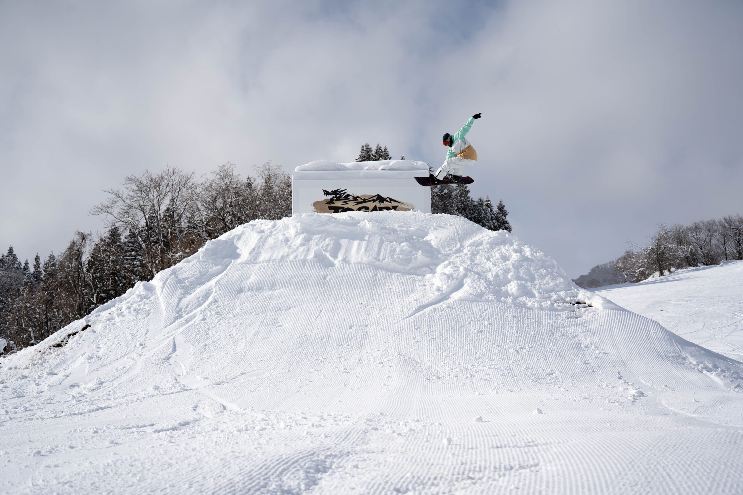 雪山でジャンプを決めるスノーボーダー
