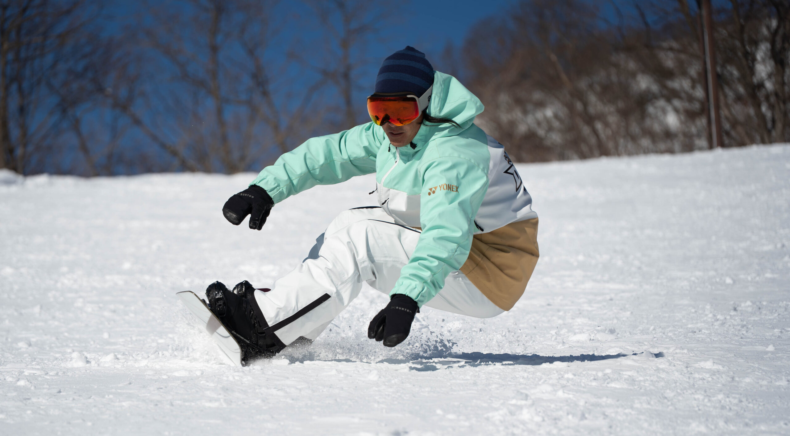 雪面を滑走するスノーボーダーのターンシーン