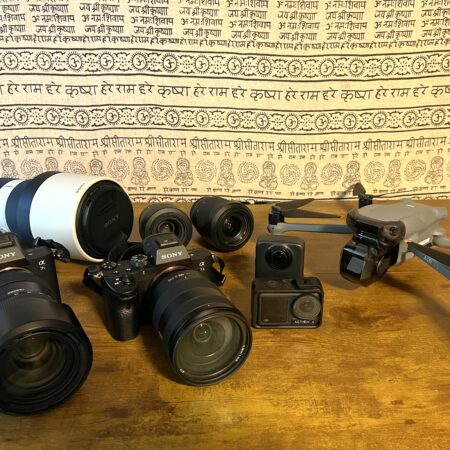 カメラとレンズ、ドローン機材の集合写真