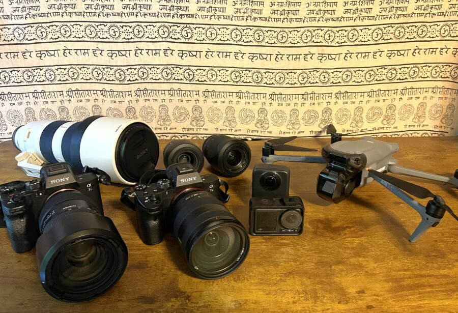 カメラとレンズ、ドローン機材の集合写真
